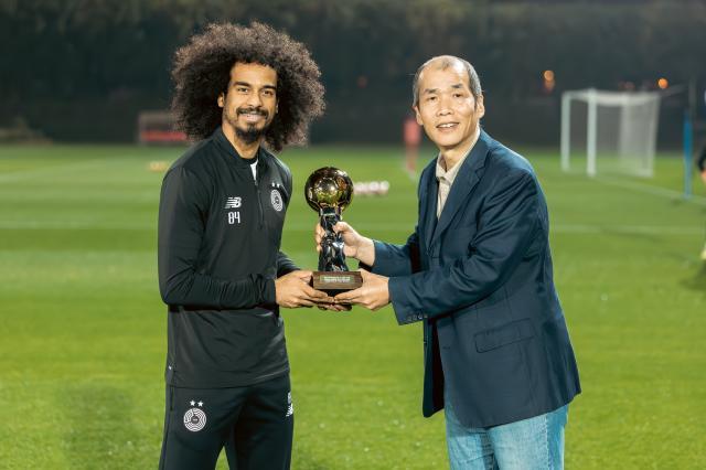 1739066049110077830.jpg 开云娱乐-体坛代表赴多哈颁奖 阿菲夫捧起2024亚洲金球奖