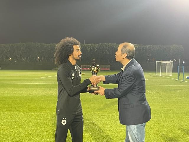 1739042550662012519.png 开云娱乐-体坛代表赴多哈颁奖 阿菲夫捧起2024亚洲金球奖