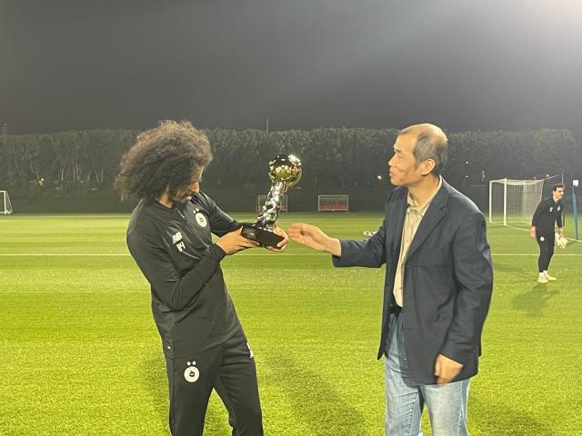 1739042482950005808.png 开云娱乐-体坛代表赴多哈颁奖 阿菲夫捧起2024亚洲金球奖