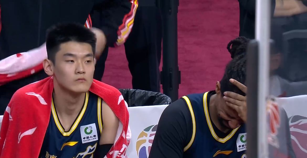 开云官网-看了阿旺奎因互相甩锅拒投三分的名场面，才知道广东队架构有多糟