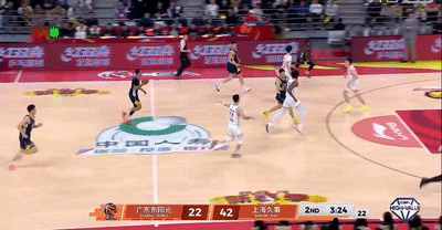 开云官网-看了阿旺奎因互相甩锅拒投三分的名场面，才知道广东队架构有多糟