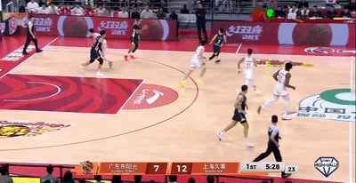 开云官网-看了阿旺奎因互相甩锅拒投三分的名场面，才知道广东队架构有多糟