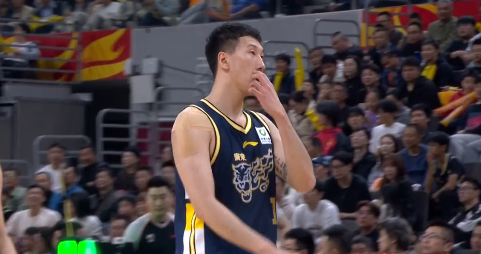 开云官网-看了阿旺奎因互相甩锅拒投三分的名场面，才知道广东队架构有多糟