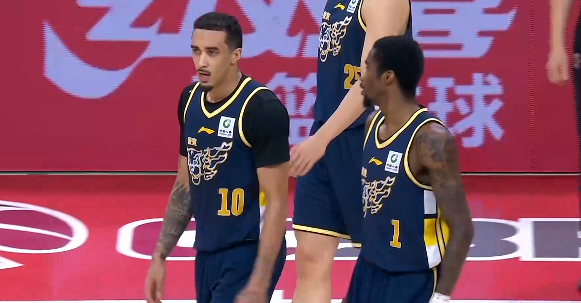 开云官网-看了阿旺奎因互相甩锅拒投三分的名场面，才知道广东队架构有多糟